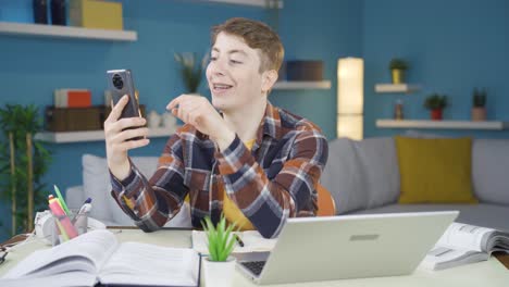 Student-Schaut-überrascht-Auf-Das-Telefon.