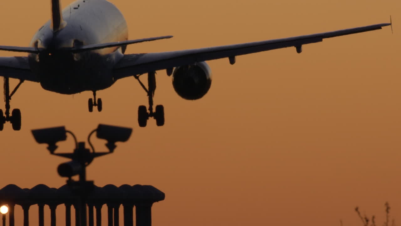 aterrizaje del avión al atardecer