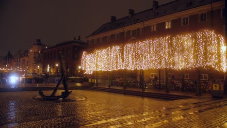 Ambiente-De-Luz-De-La-Noche-De-Navidad-De-Nyhavn-Decorado-Para-La-Celebración-En-Copenhague,-Dinamarca