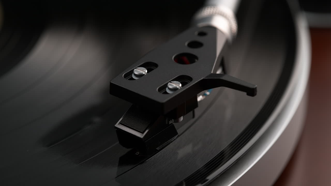 턴테이블에 장착된 포노 카트리지 (phono cartridge) 는 플래트 위의 비닐을 따라 슬라이드되며 느린 동작으로 회전합니다.