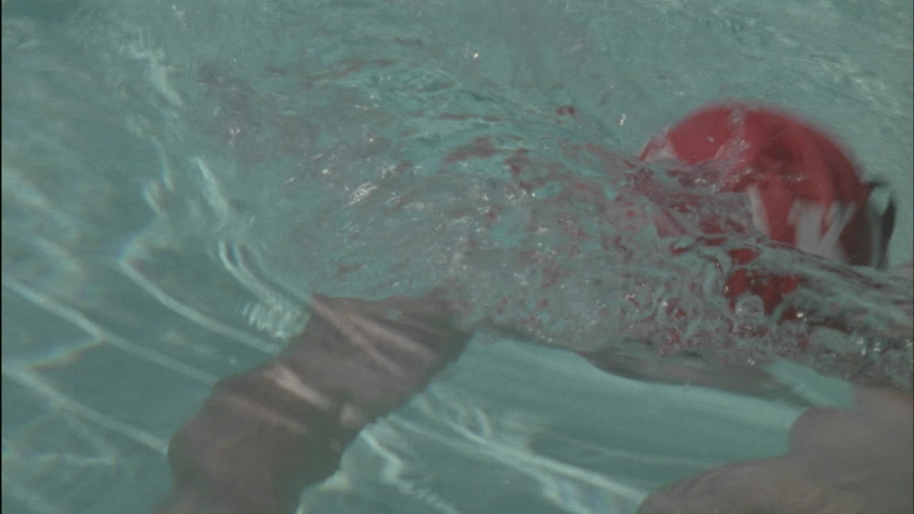 nadador compite al estilo mariposa en una piscina