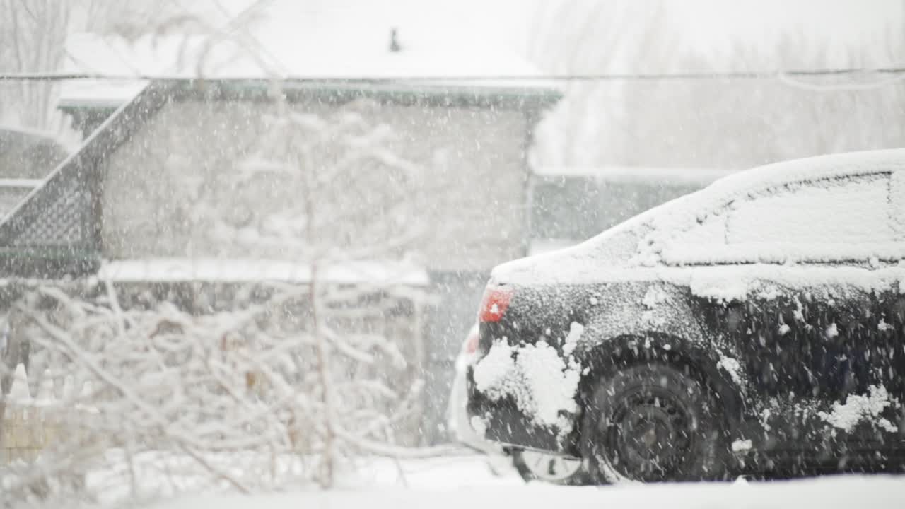 도시의 눈 폭풍 동안 눈 덮힌 차