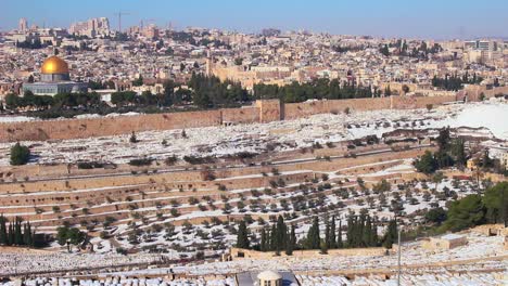 amplia vista con vistas a jerusalén y el monte del templo después de una nevada inusual 4