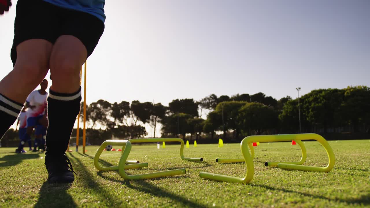 jugadoras de fútbol haciendo ejercicios con equipos. 4k