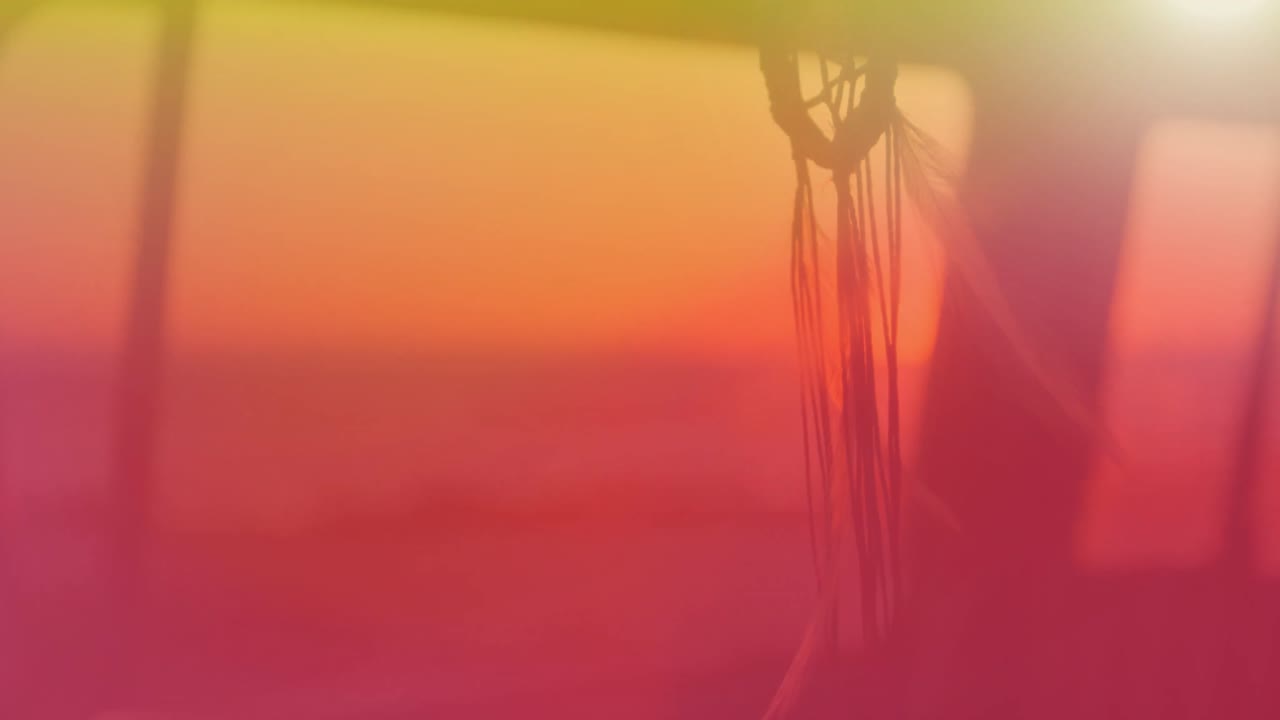 꿈을 잡는 사람의 애니메이션이 바람에 움직이고 노란색에서  ⁇ 은색으로 배경에 해가 지고 있습니다.