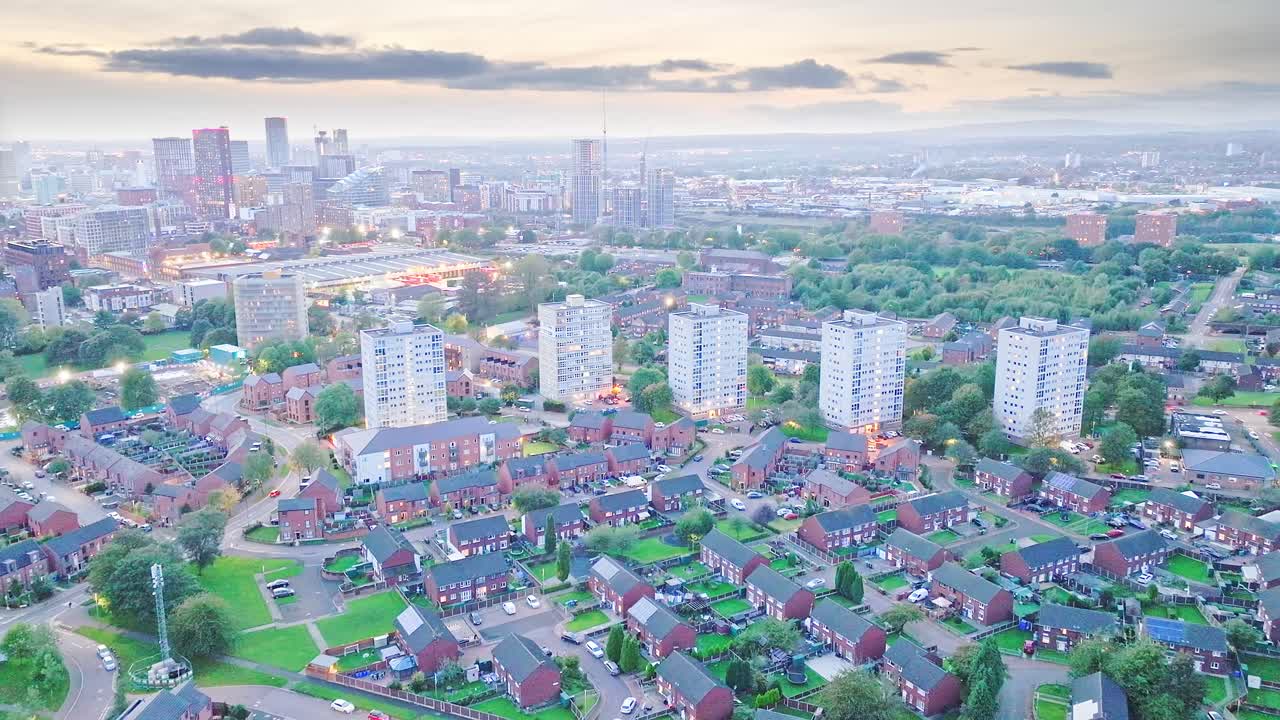 영국 북부의 맨체스터 시의 도시 주거 지역을 드론으로  ⁇ 았습니다.
