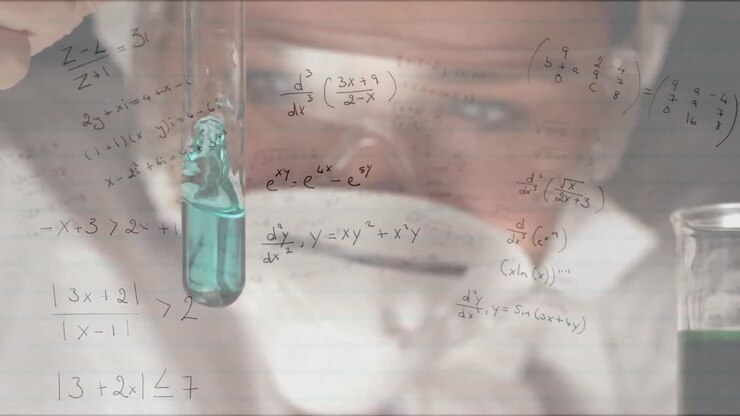 Animazione di equazioni matematiche su una scienziata caucasica che tiene una provetta in laboratorio