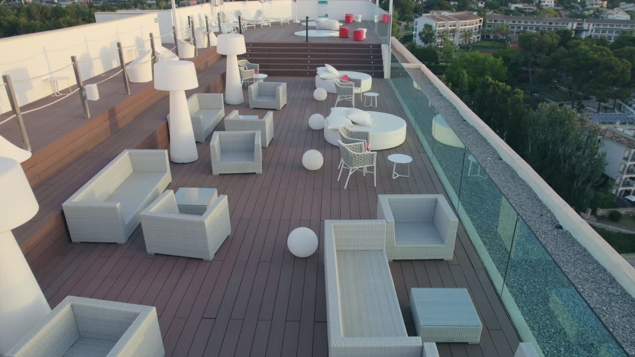 terraza de lujo en el techo del hotel, cubierta de madera hermosa vista del paisaje desde arriba