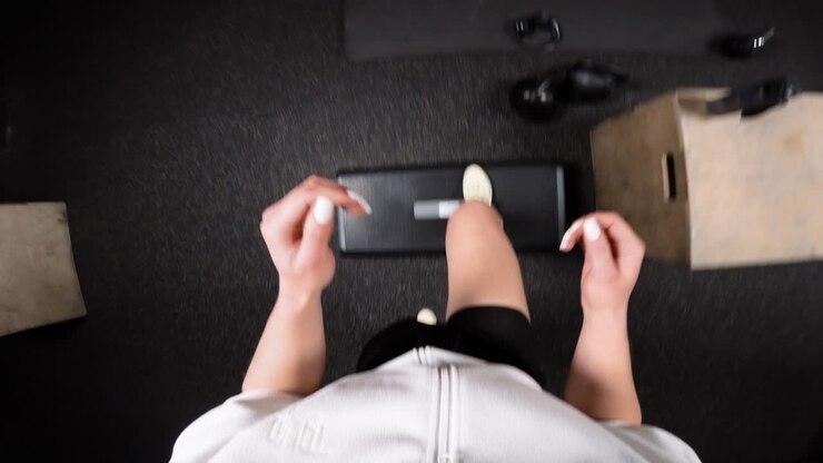 Kvinde udfører step-ups i et fitnesscenter