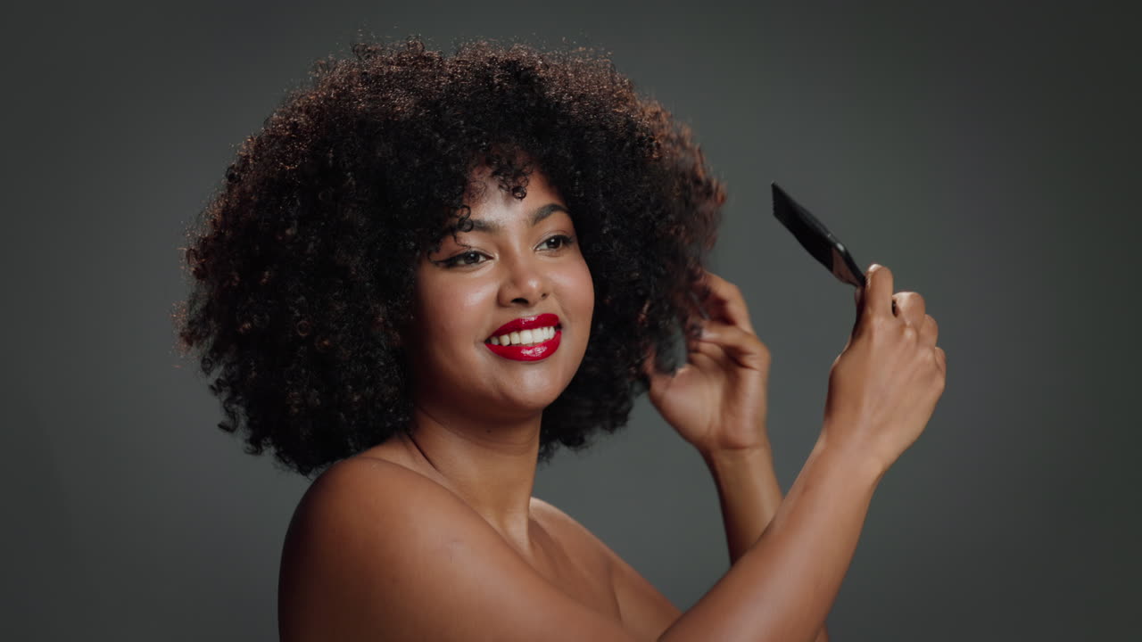 Donna con afro e rossetto rosso