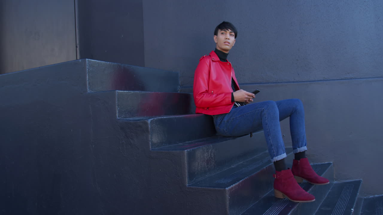 거리에서 전화를 사용하는 성인 트랜스젠더