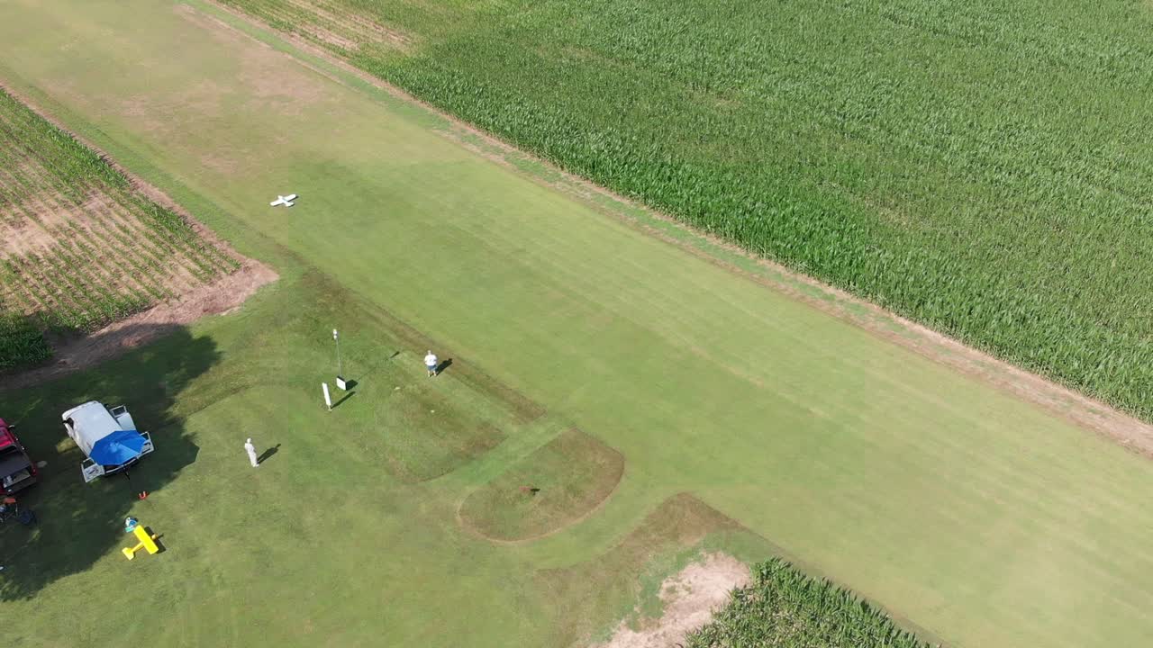 드론으로 옥수수 밭에서 이륙하는 원격 제어 비행기
