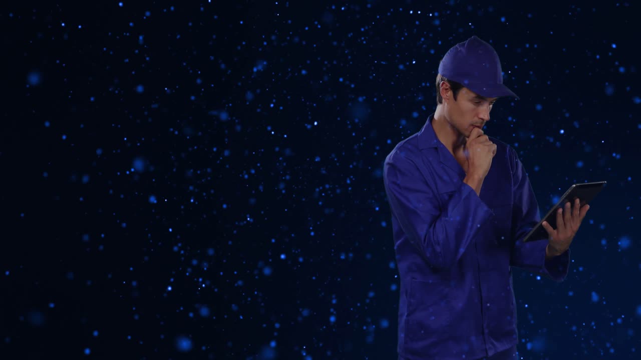 태블릿을 사용하는 엔지니어의 애니메이션은 배경에 빛나는 파란색 반점 위에 있습니다.