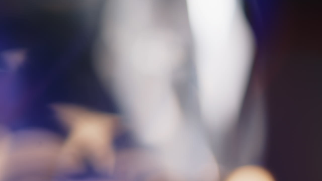 imágenes de fugas de luz multicolor sobre fondo negro, transiciones de superposiciones de fugas de destellos de lente