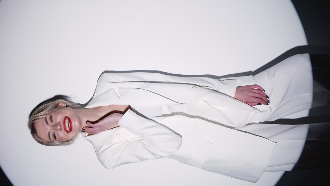 색 슈트를 입은 세련된 여성