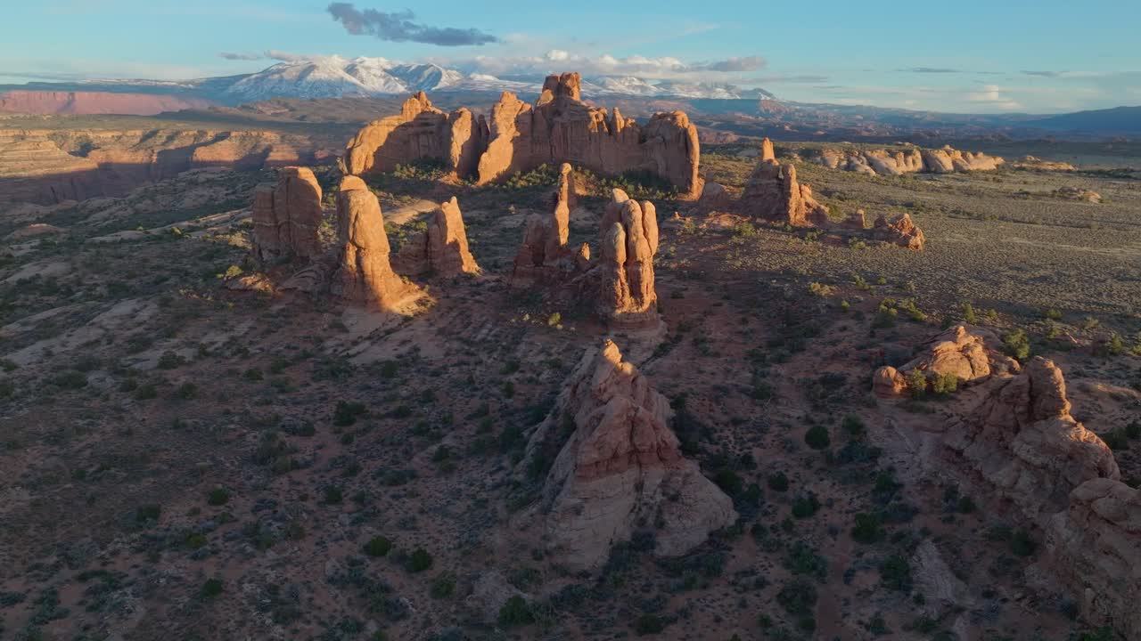 미국 유타 주 에 있는 아치스 국립 공원 의  ⁇ 아오르는 바위 형태 의 공중 사진