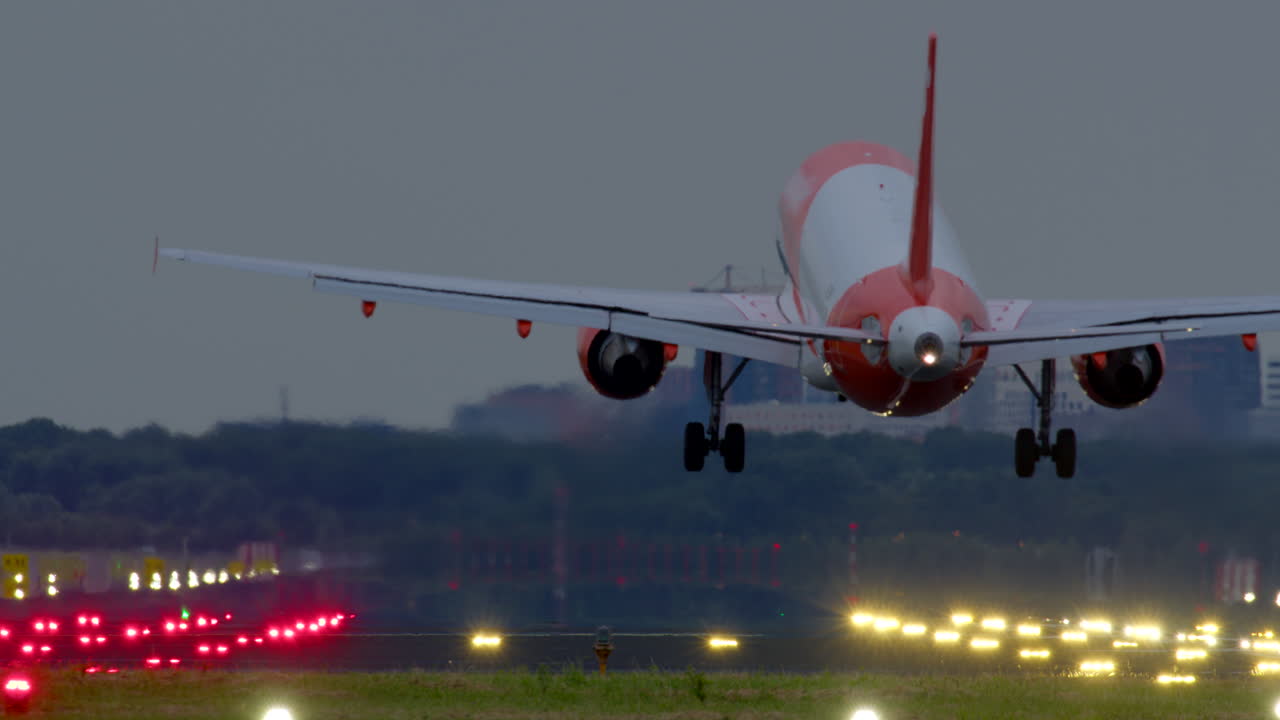 aterrizaje de un avión en un aeropuerto