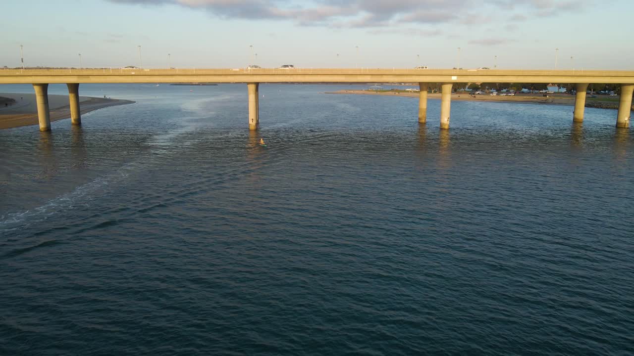 크라운 포인트 샌디에이고의 다리 위로 빠르게 움직이는 공중 샷