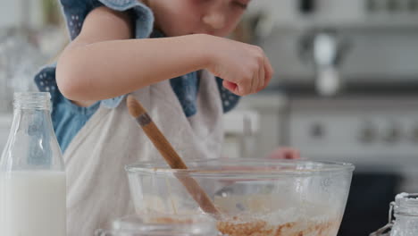 Süßes-Kleines-Mädchen-Beim-Backen,-Mischen-Von-Zutaten-In-Einer-Schüssel,-Vorbereiten-Eines-Rezepts-Für-Hausgemachte-Cupcakes,-Spaß-Beim-Zubereiten-Köstlicher-Leckereien-In-Der-Küche-4k