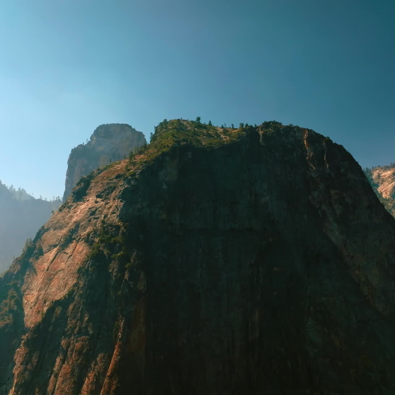 Roccia pittoresca del Parco nazionale di Yosemite, California, USA. Bellissima montagna con alcuni alberi che crescono sulla cima. Cielo limpido sullo sfondo