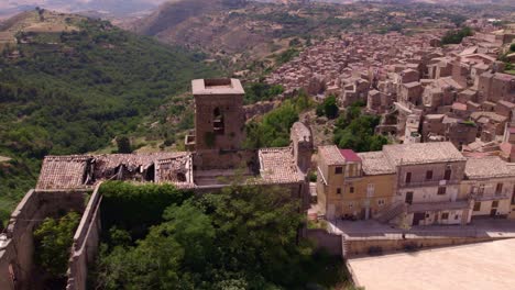 vista aérea de calascibetta, una ciudad en la provincia de enna, sicilia, italia