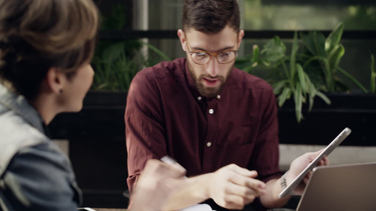 reunión de negocios en un café al aire libre