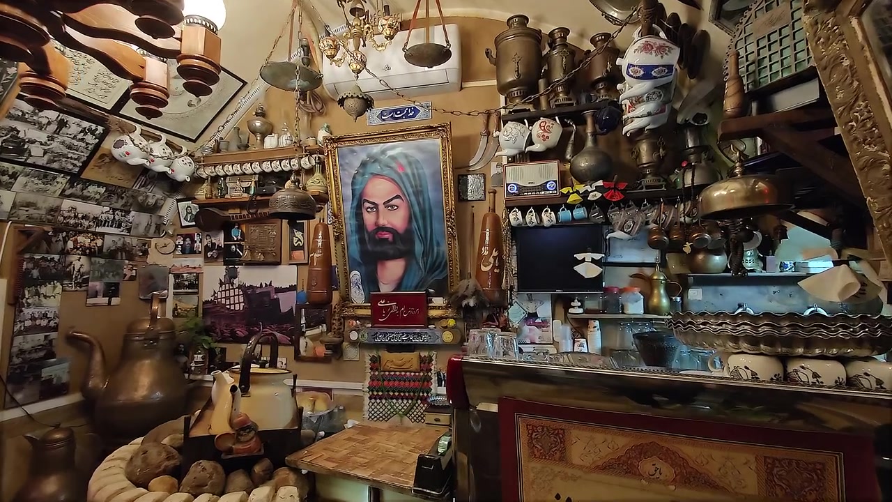 Interno di un caffè tradizionale iraniano ricco di decorazioni antiche