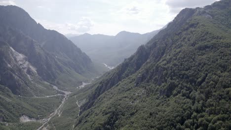 Video-Con-Drone-De-Deslizador-De-Plano-Lateral-En-El-Interior-Del-Valle-De-Theth-En-Albania,-Sobre-El-Rio-Lumi-I-Thethit-Sin-Apenas-Agua