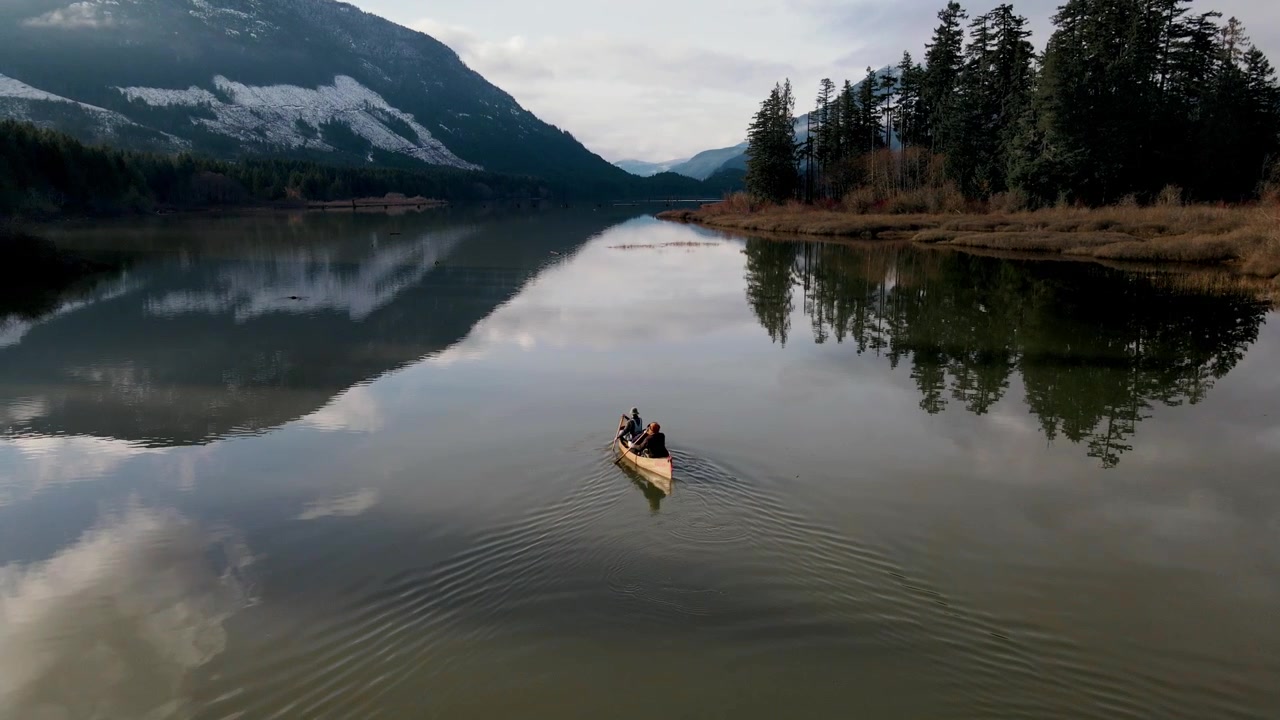 Malerische Kanufahrt auf spiegelglattem Wasser eines kanadischen Sees.