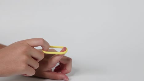 mano lanzando una corbata de cabello amarillo