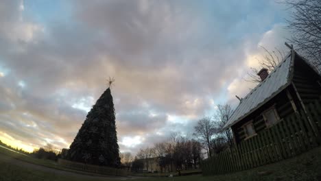 Nubes-Dramáticas-Sobre-El-árbol-De-Navidad-Y-La-Pequeña-Casa-De-Madera-1