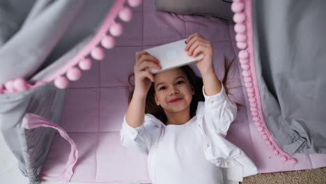 niña pequeña en casa.