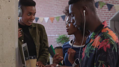 gente de negocios negra creativa intercambiando ideas trabajando juntos en un proyecto corporativo colaborando escuchando música usando auriculares en un lugar de trabajo de oficina de moda