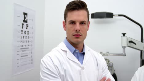 optometristas de pie en la clínica de oftalmología