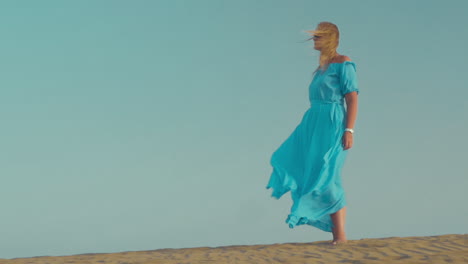 Frau-Im-Blauen-Kleid-Am-Strand