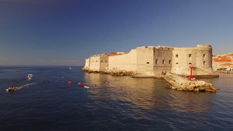 una hermosa vista del casco antiguo y el mar