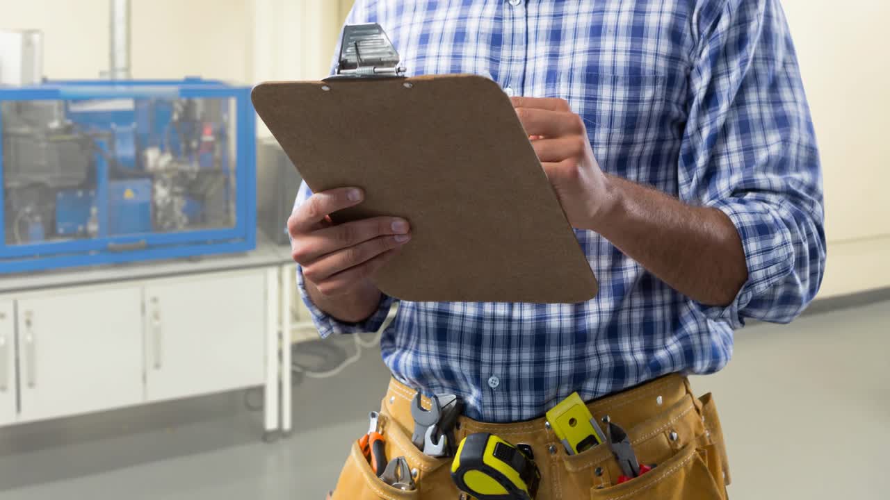 animación de un trabajador caucásico con un clipboard sobre la oficina
