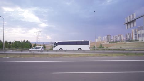 El-Autobús-Regresa-Del-Cruce.