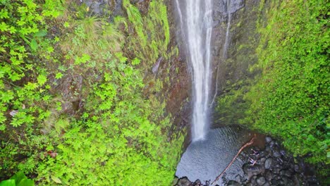 Luftaufnahmen-Um-Die-Mao-a-Fälle,-Die-Die-Steile,-Hohe-Felswand-Hinunter-Zum-Tauchbecken-Auf-Der-Insel-Oahu,-Hawaii,-Führen