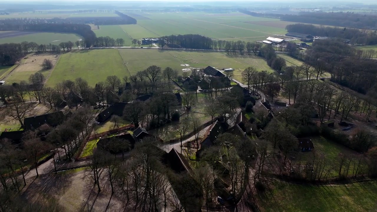 Roterende luftfoto af Orvelte, en historisk kulturarvslandsby i Drenthe, Holland