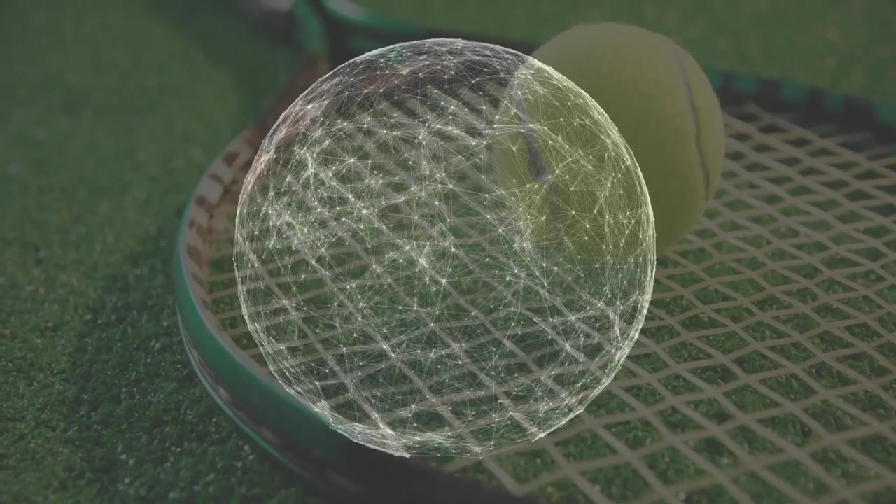 Sfera wireframe 3D che fluttua sopra una racchetta da tennis e una palla su un campo verde, mostrando nodi luminosi.
