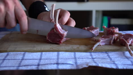 Chef-Preparando-Chuletas-De-Cordero-Para-El-Envejecimiento-En-Seco,-Proceso-De-Carnicería