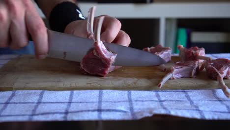 chef preparando chuletas de cordero para el envejecimiento en seco, proceso de carnicería