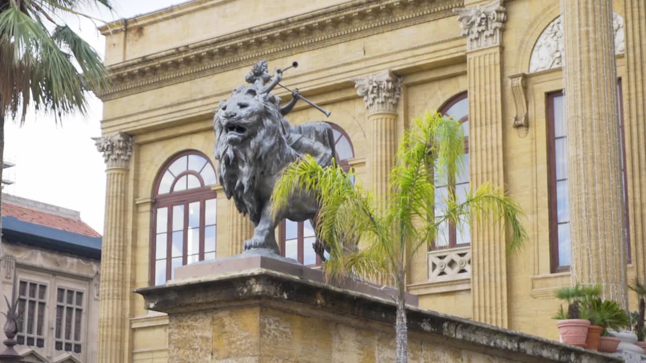 estatua de león frente a un edificio histórico