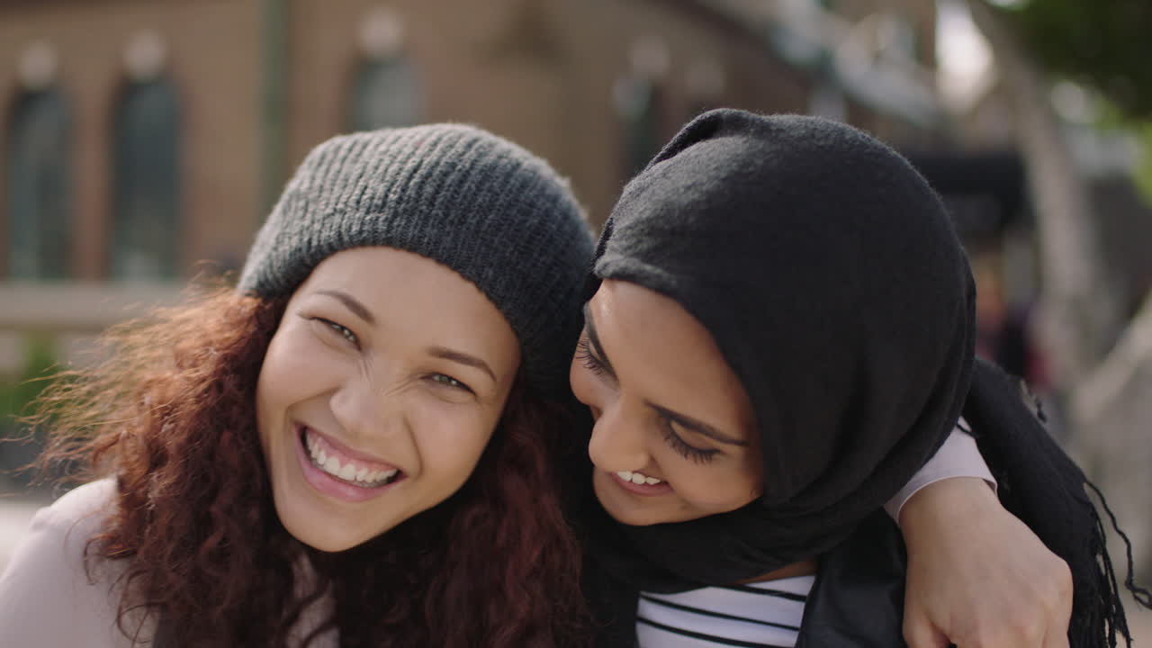 두 젊은 여자 친구 의 초상화 는 미소 짓고 즐겁고 행복 한 우정 을 즐기는 포옹