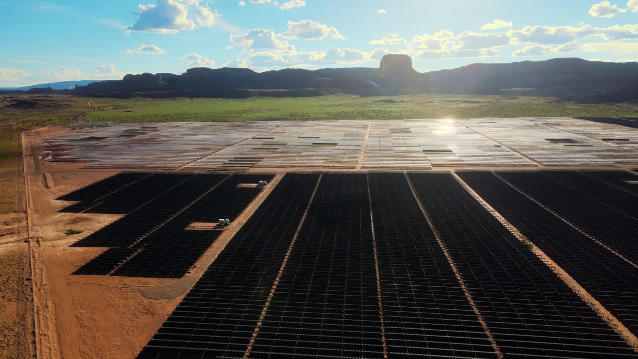vista de vuelo de drones de la producción de energía verde en arizona