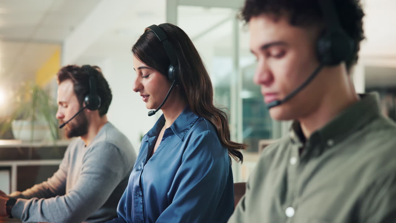 Equipa de call center no trabalho