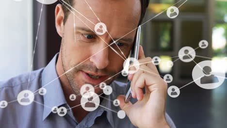 animación de iconos de perfil conectando con líneas sobre hombre de negocios caucásico hablando por teléfono celular