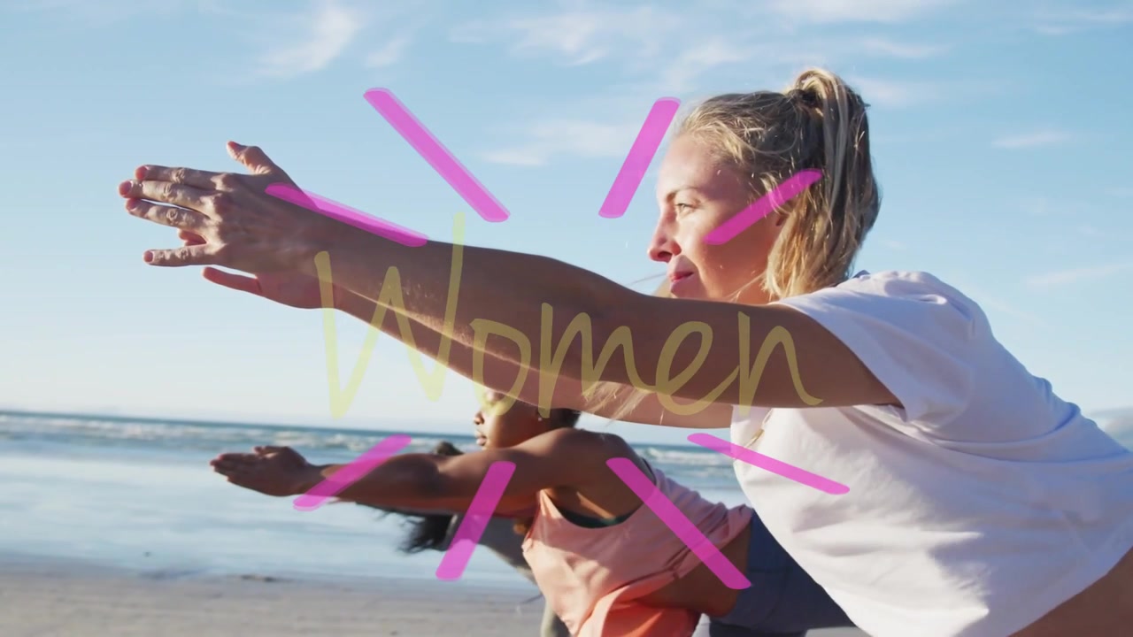 Mujer rubia iniciando estiramiento de brazo, grupo haciendo fitness de equilibrio en la playa, superposición de texto 'Mujeres' sobre el grupo.