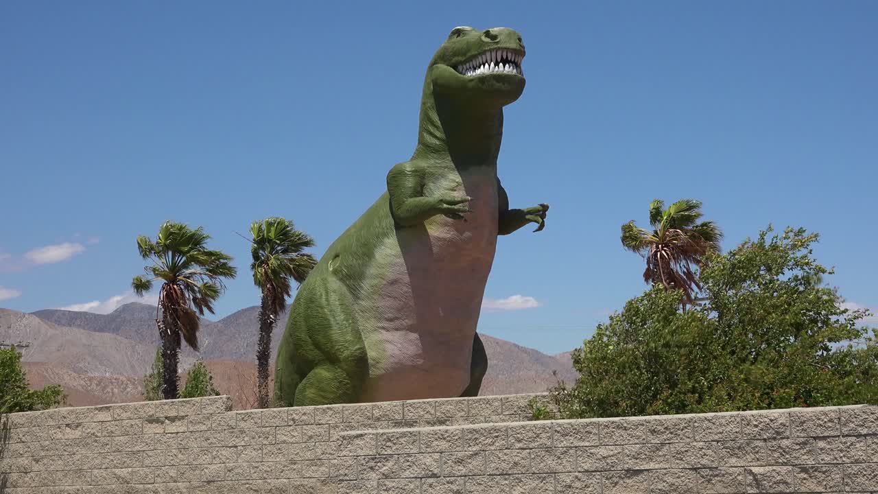 거대한 인공 공룡이 캘리포니아 카바존 근처 모하비 사막의 길가 명소로 방문객들을 압도하고 있습니다.